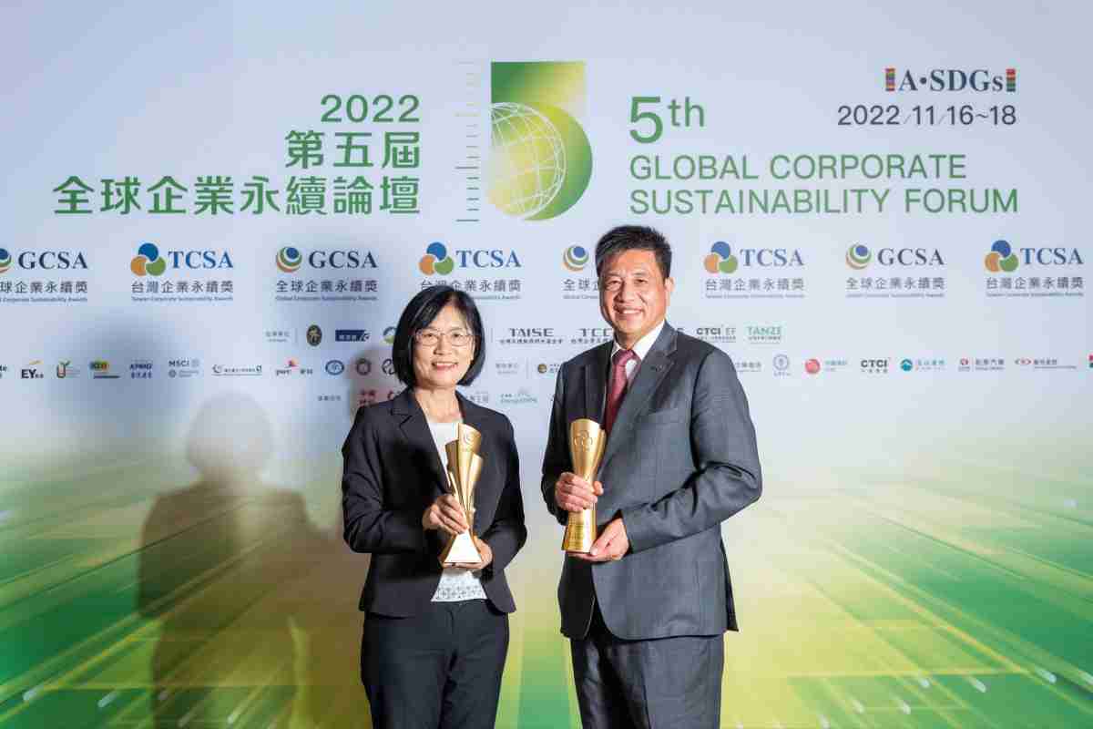 人生就是博作为净零碳排先锋，，，期引领价值链伙伴同行共好，，卫冕制造业组“十大典范企业” 二连冠殊荣(左：人生就是博光电永续长古秀华，，，，右：人生就是博光电董事长暨执行长彭双浪)