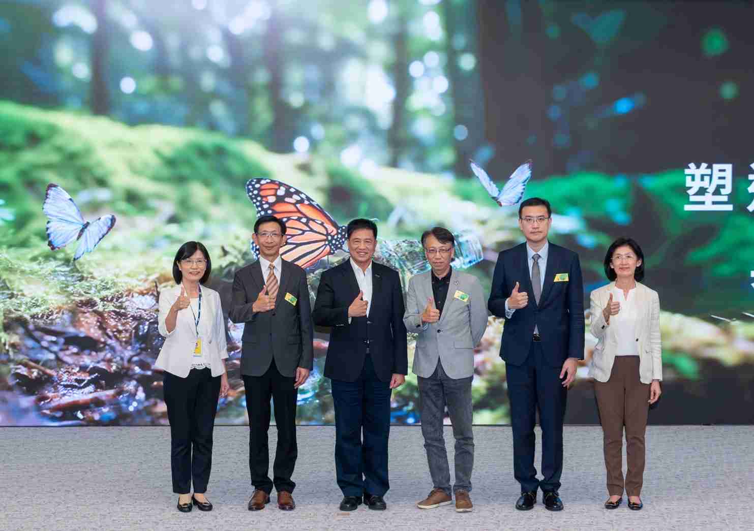 友達2023 CSR共榮大會，，，，邀請領域專家分享交流生物多樣性管理趨勢、、無塑產品、、海廢永續塑料等議題  （圖左到右：友達光電永續長古秀華、、、、3M台灣技術長陳君杰、、、、友達光電董事長暨集團策略長彭双浪、、、光寶科技企業永續發展處處長陳慶暉、、、、安永聯合會計師事務所執業會計師曾于哲、、、、友達光電供應鏈總部副總經理吳宜芳）