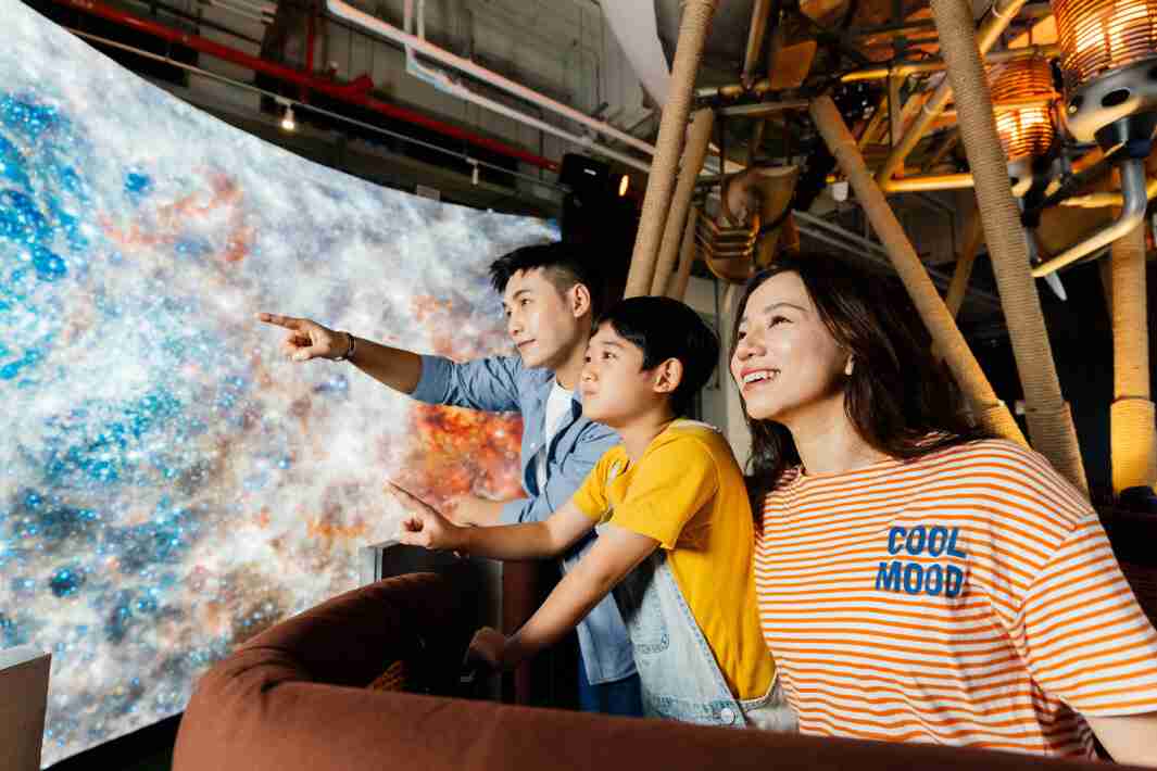 人生就是博打造全台最大宽6公尺、、、、高4公尺、、、唯一搭载LED弧形拼接显示屏的动感飞行船，，，让乘客驻足在热气球上，，，，享受身历其境的伪出国旅游乐趣