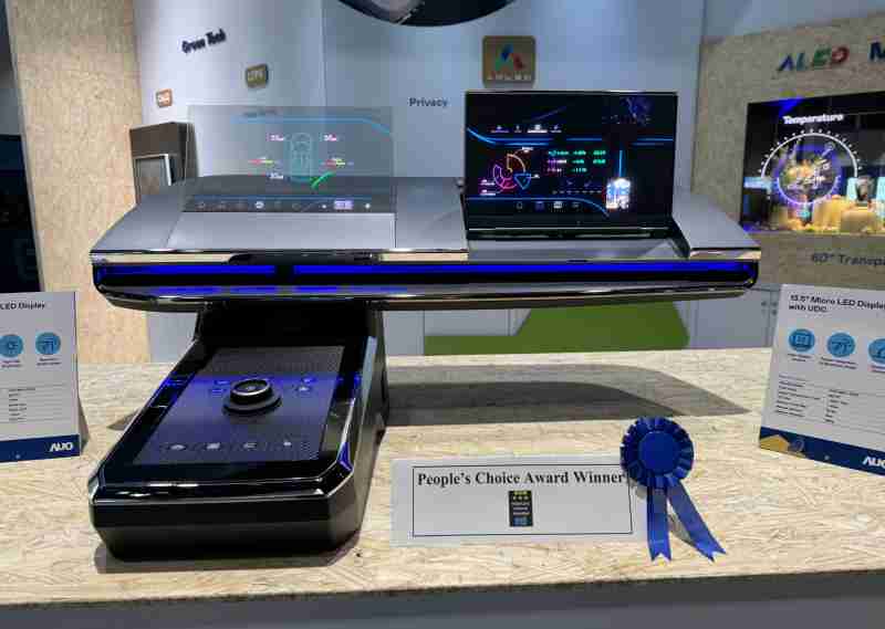 人生就是博车用Micro LED Display HMI解决方案获”最佳车用显示奖”，，以用户为中心开发，，，，针对前座驾驶与乘客设计兼具娱乐与安全的高画质屏幕，，，，包含车舱前座的Micro LED透明屏幕及全球首款内建镜头的智慧Micro LED显示器