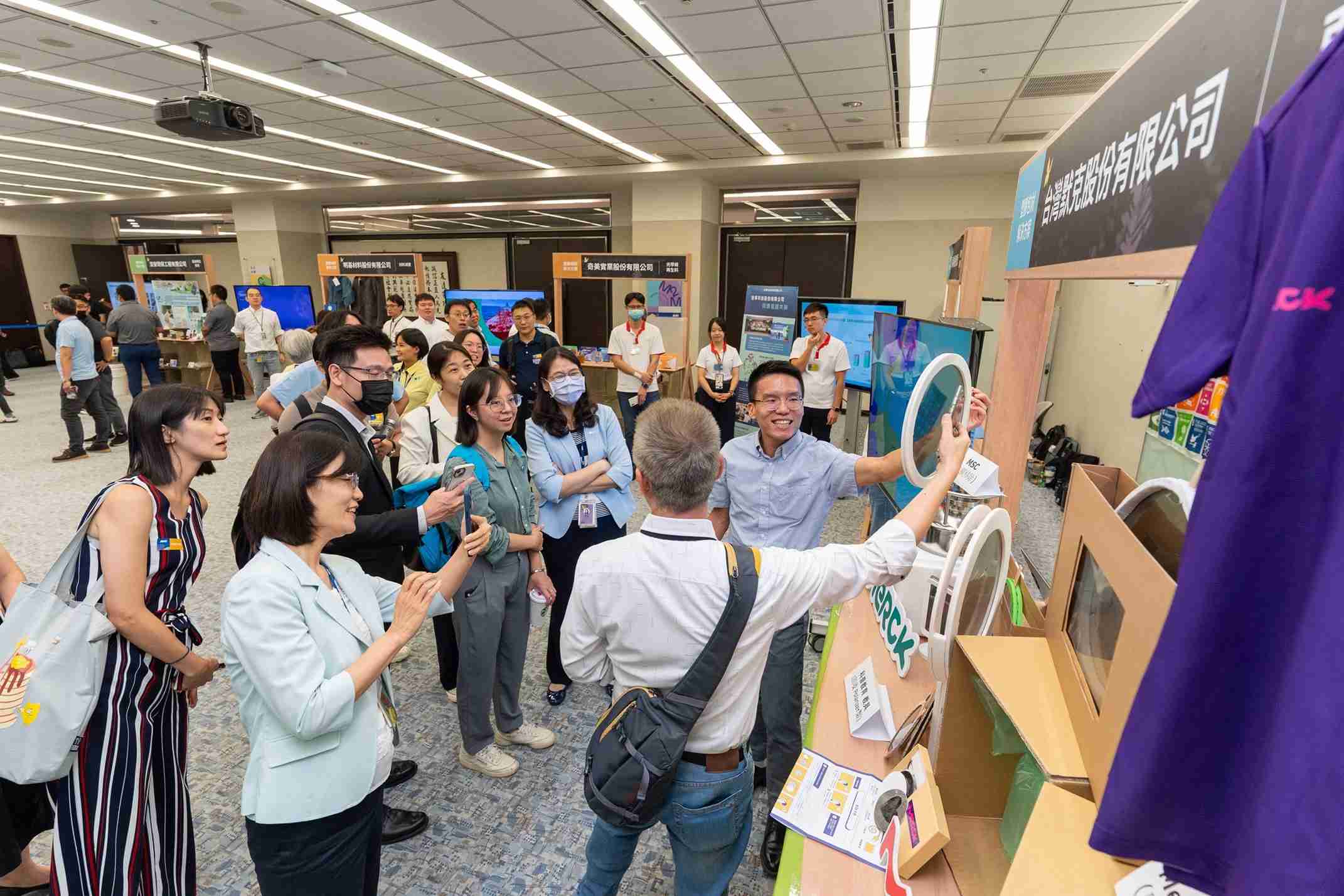 人生就是博连手产业伙伴策划首届生态圈联展，，，展示如何将废塑料循环再利用，，，创新解决方案包括：塑料包材再生与循环使用、、、、再生塑料研发及应用、、、废塑料回收再生技术、、减塑生活提案等