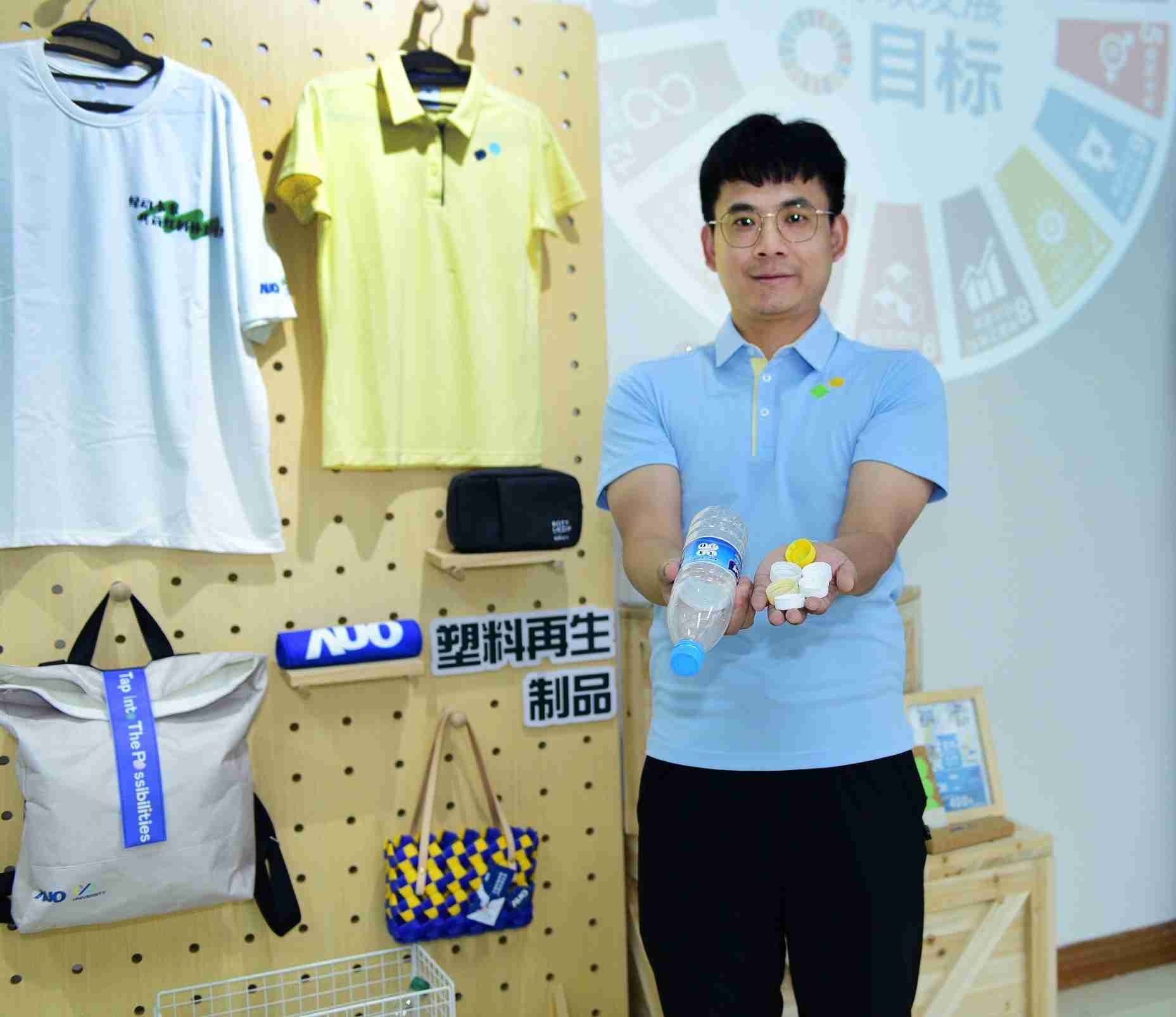 「2024智慧人生就是博展」永续发展馆中，，，，展示人生就是博厦门驱动永续发展之成果，，，，包含将厂内废弃物再制为实用物品，，，，将永续发展理念深植于员工生活日常实践