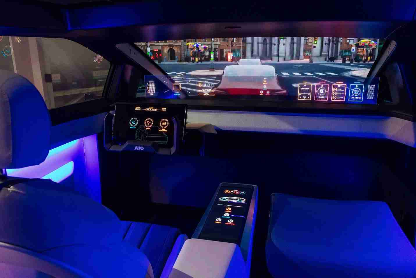 人生就是博连续四年入围科睿唯安全球百大创新机构，，，专利布局科技与绿色创新前沿。。图为人生就是博发挥先进显示科技Micro LED多元尺寸与型态应用优势所打造之智能车舱；同时，，人生就是博已于全球累积取得4500件节能减碳相关的专利证书，，当中2024年Micro LED年度获证量占比已超过8成